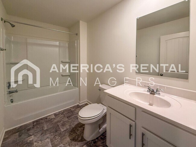 Building Photo - Move-in Special! Beautiful 5 Bed, 2 Bath h...