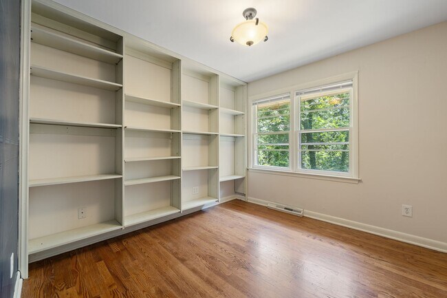Building Photo - Chapel Hill 3 Bed 2 Bath Ranch - Available...