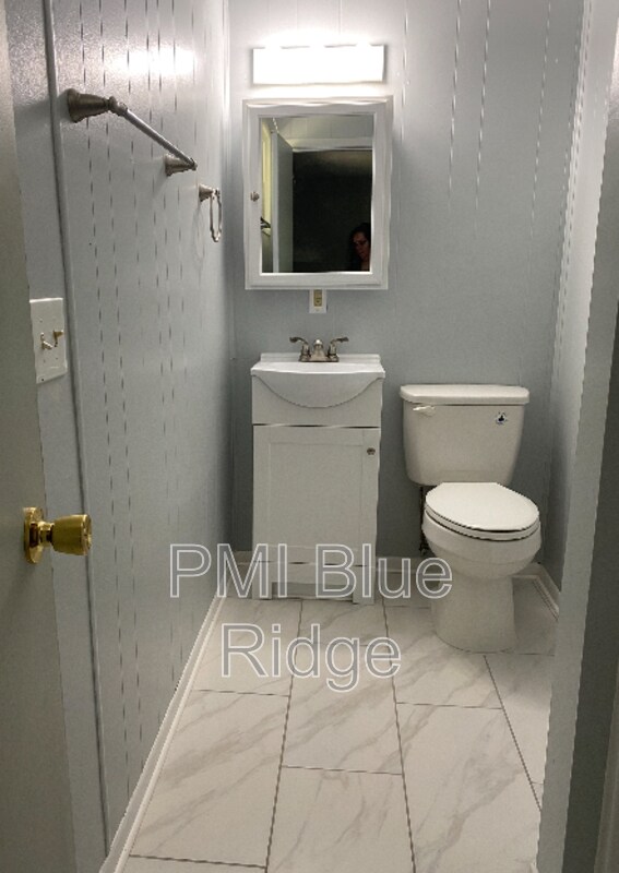 Building Photo - 325 Comet Dr