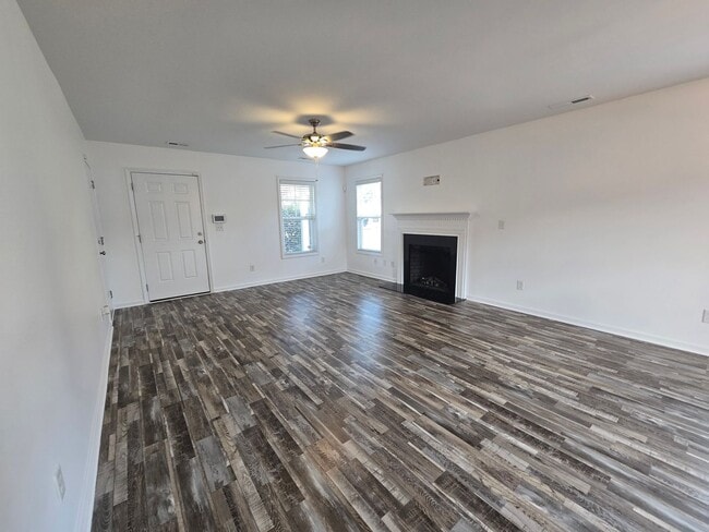 Building Photo - NEW LISTING!!!!!