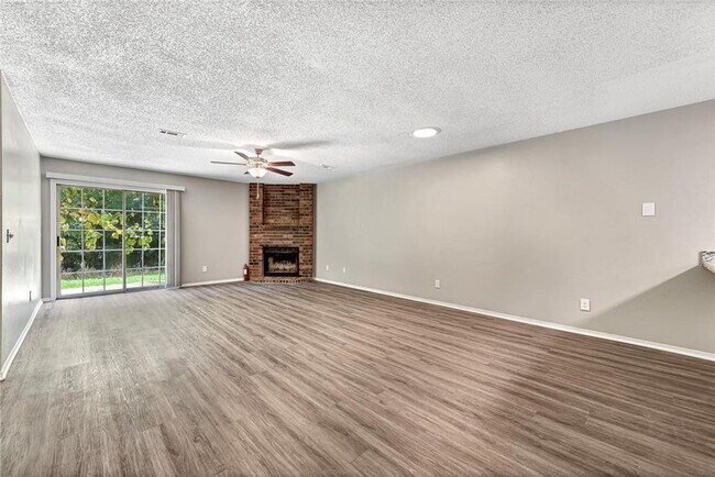 Building Photo - "Homey 3-Bed Townhouse on North Boxley Ave...