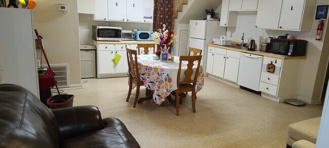 Building Photo - 486 Pinewood St