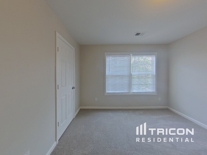 Building Photo - 944 Maple Leaf Dr