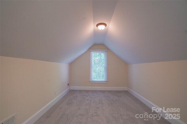 Building Photo - 509 Lees Ct St