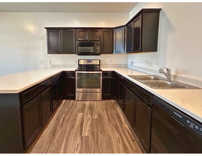 Building Photo - 674 E 380 N