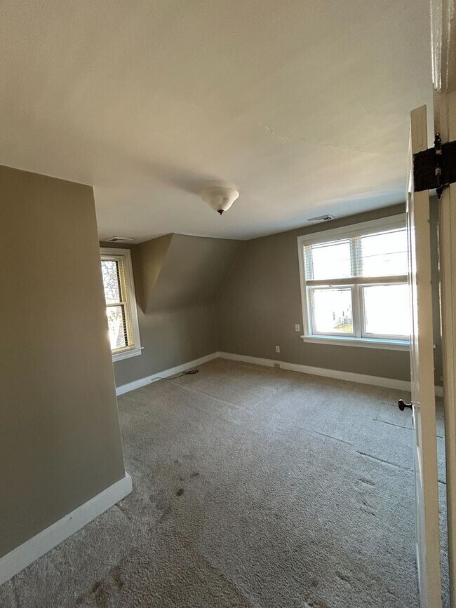 Building Photo - Beautiful, Large 4 Bedroom 1.5 Bath Home in Lancaster with Yard!