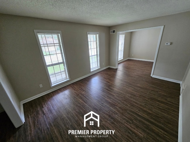 Building Photo - Huge 3BR/2BA Near Kirby | 1,774 Sq Ft, Hardwood Floors, Fireplace & Bay Window