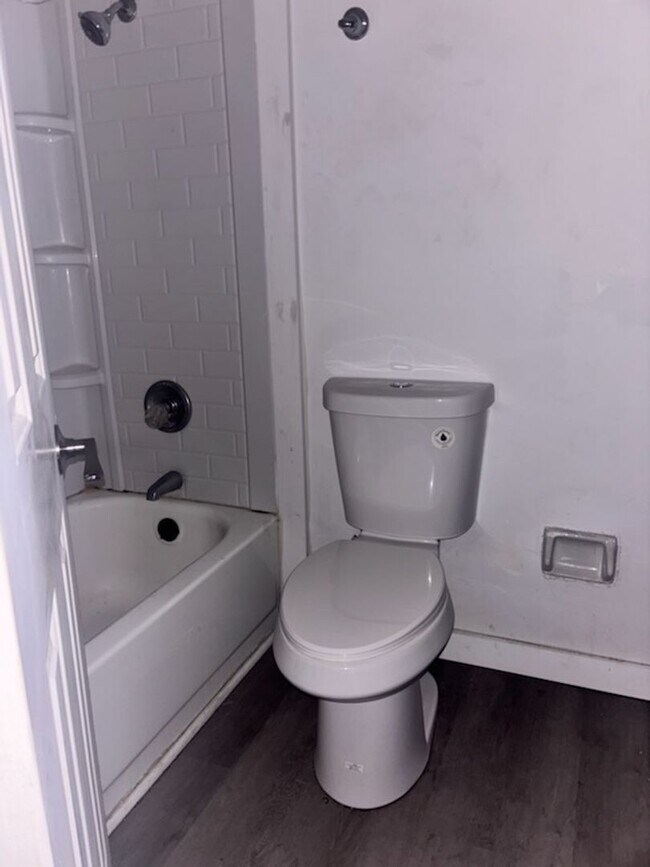 Building Photo - 352 Brookwood Lake Pl