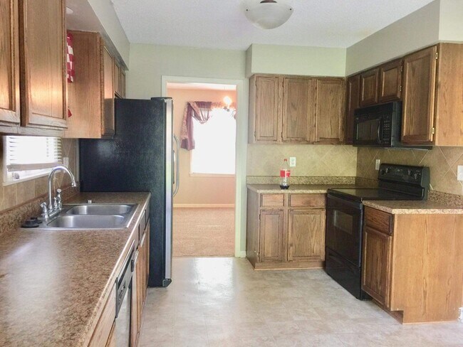 Building Photo - Walk to shopping and restaurants and high school