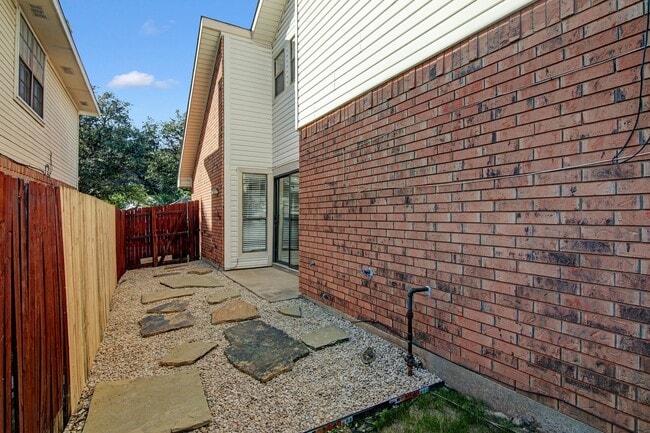 Building Photo - 7640 Kings Ridge Rd