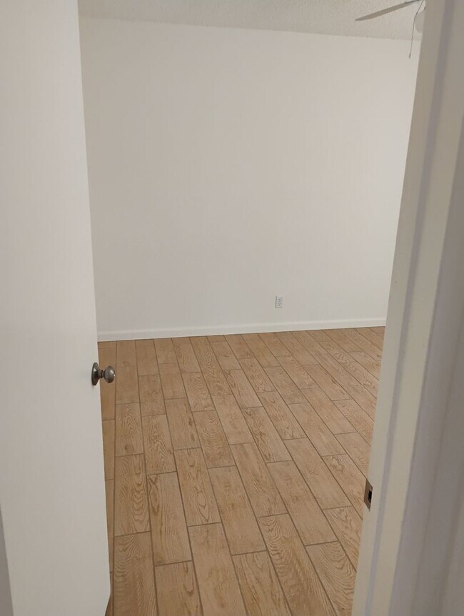 Building Photo - 18924-18934 Gault Street