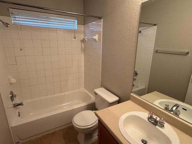 Building Photo - 423 Paddington Dr