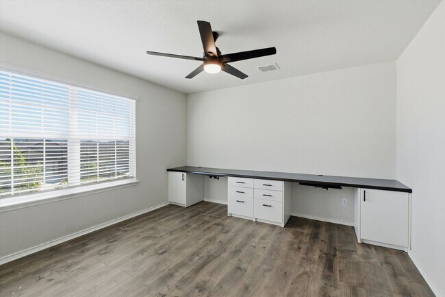 Building Photo - The Perfect Blend of Comfort and Community in Bulverde