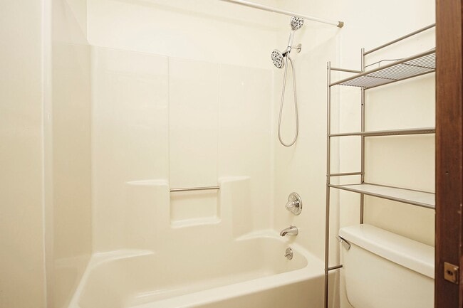 Building Photo - One-Level Living in Gated Lake Monticello