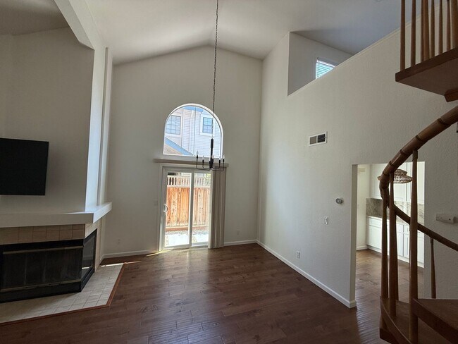 Building Photo - Updated 2 Bed + Loft / 2 Bath Home in Desi...
