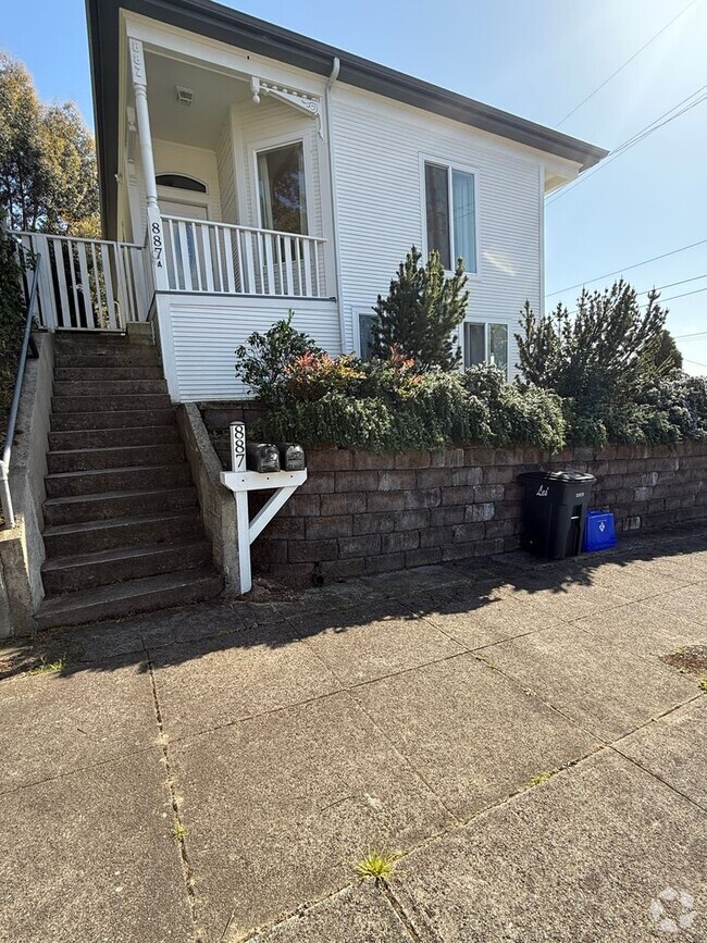 Building Photo - Lovely 3 Bedroom , 2 Bath Victorian Style ...