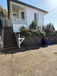 Building Photo - Lovely 3 Bedroom , 2 Bath Victorian Style ...