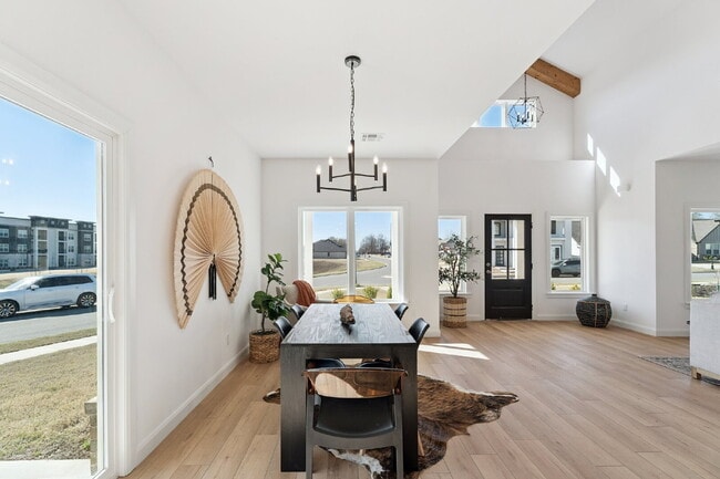 Building Photo - Fully Furnished 4 Bedroom + Bonus Room