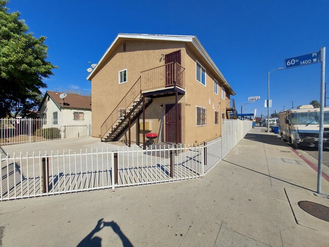 Building Photo - 6049 S Normandie Ave