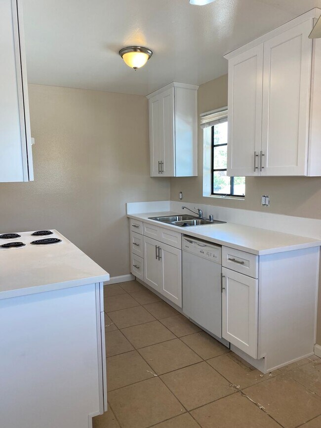 Building Photo - Bright and airy updated second floor 1 bedroom, 1 bathroom apartment