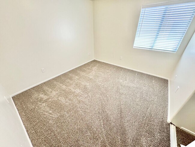 Building Photo - BEAUTIFULLY UPDATED SOUTHWEST LAS VEGAS TOWNHOME WITH NEW KITCHEN AND FLOORING