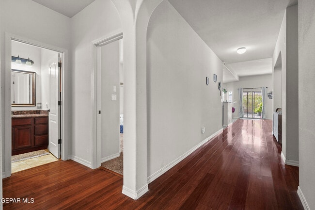 Building Photo - 14560 Meadow Lawn