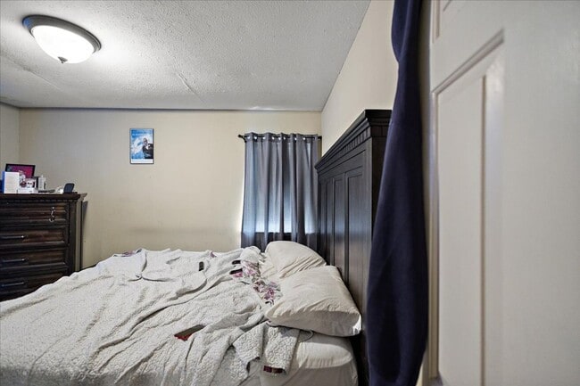 Building Photo - Just renovated 2 bed 1.5 bath townhome