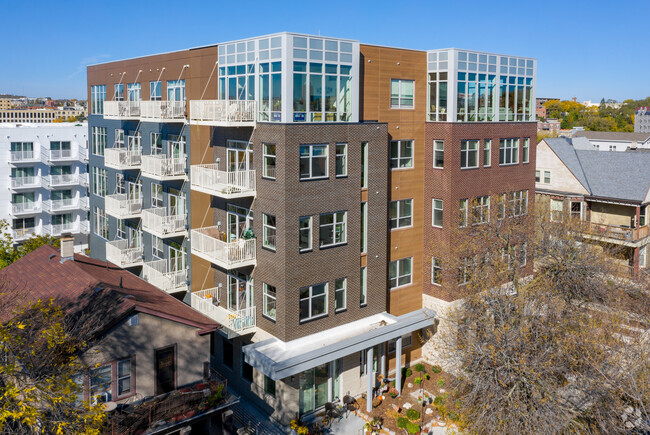 Building Photo - Encore