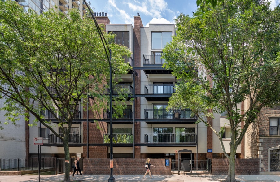 Building Photo - 1214 N La Salle Dr