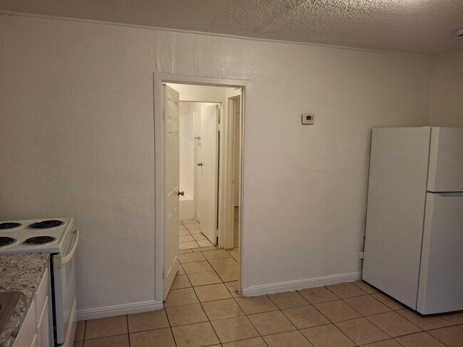 Building Photo - 1007 C St