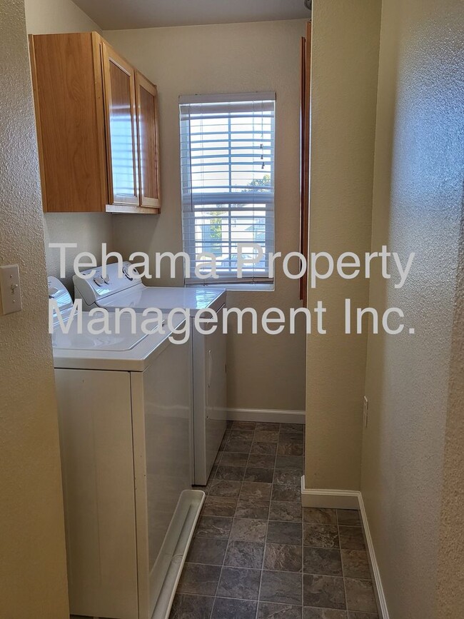 Building Photo - 2 Bedroom  1.5 Bath Townhouse in Orland