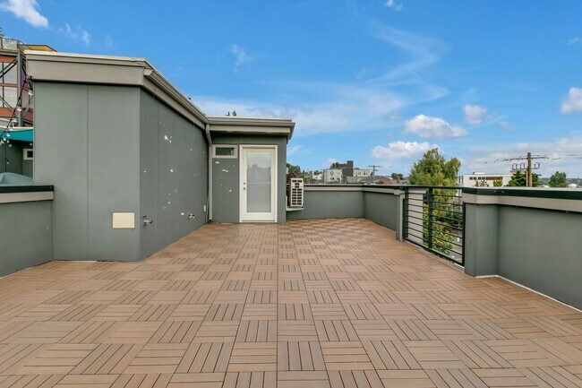 Building Photo - Modern Townhouse with Rooftop Deck & Skyli...