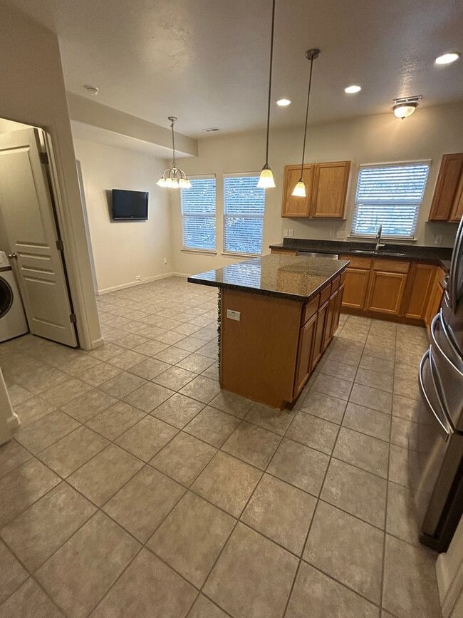 Building Photo - 2 Master Suites, 2.5 Bath Condo in West Jordan