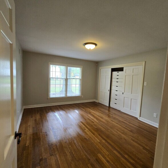 Building Photo - 1264 Yorkshire Dr