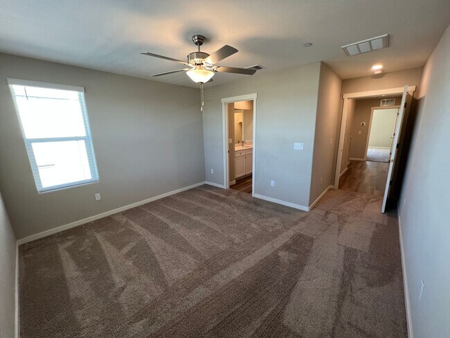 Building Photo - 3 Bed / 2.5 Bath | West Sacramento Home Av...
