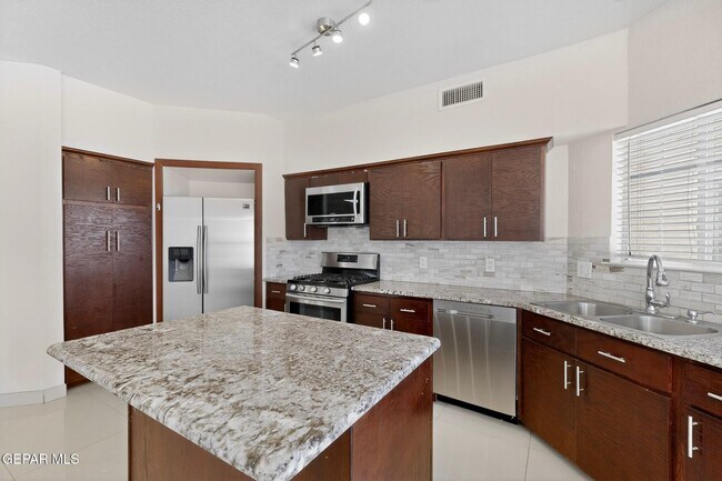 Building Photo - 664 Rosinante Rd