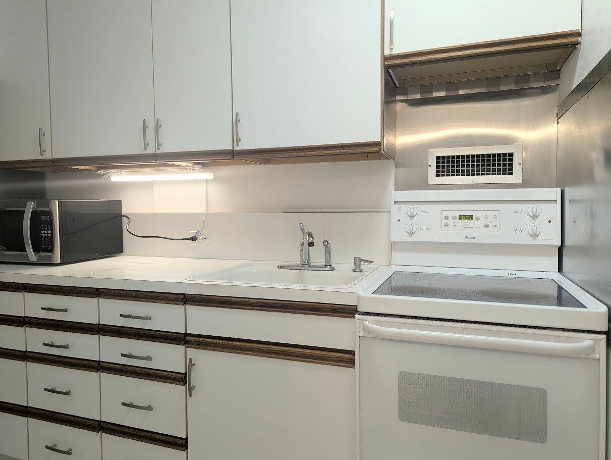 Building Photo - 425 Ena Rd