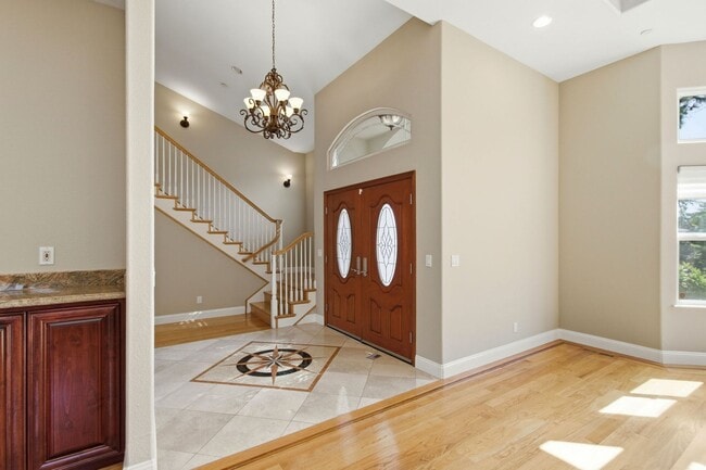 Building Photo - Stunning 5-Bedroom Sunnyvale Home