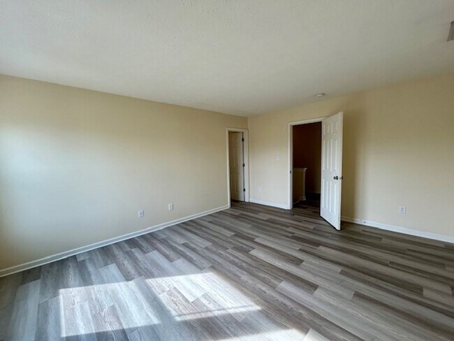 Building Photo - Beautiful 4 bedroom 2.5 bath 2 story home ...