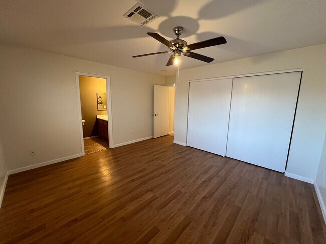 Building Photo - 4 BEDROOM POOL & SOLAR HOME!
