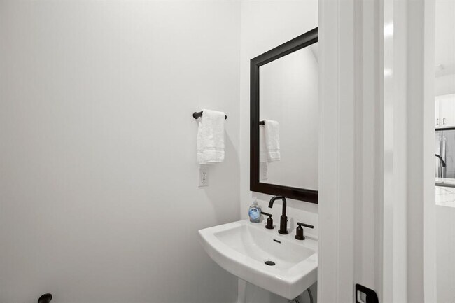 Building Photo - 1006 Winsted Ln