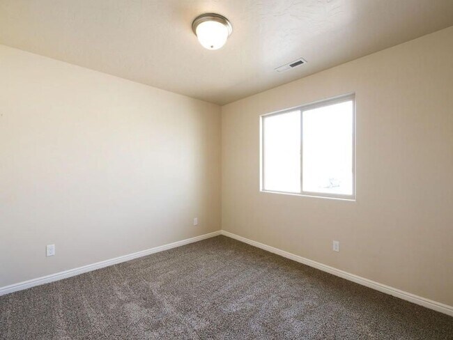 Building Photo - Beautiful 3 Bedroom, 2 bathroom Home in Hu...