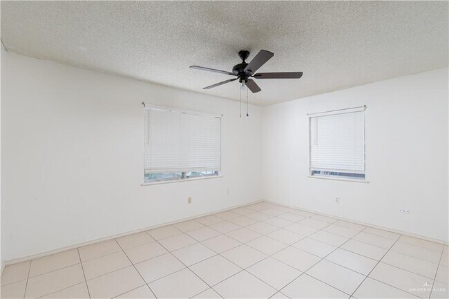 Building Photo - 1021 E Ebony Ln