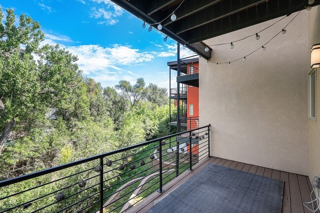 Building Photo - Creekside Townhome with Balconies on Every...