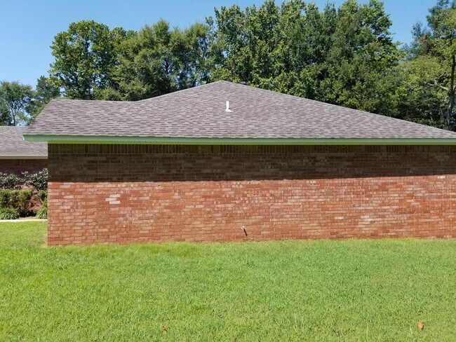 Building Photo - 18 Fairbrook Ln