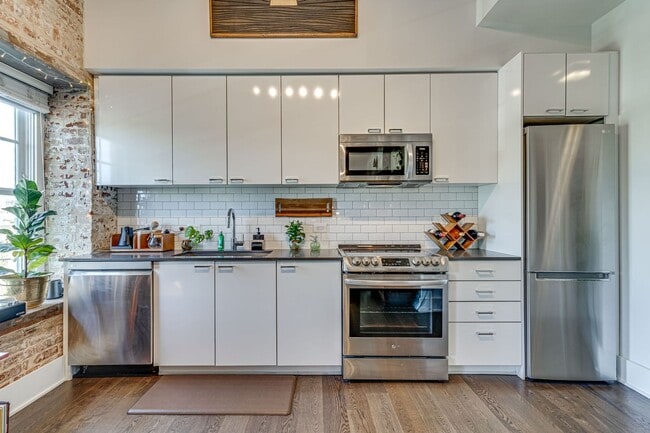 Building Photo - Stunning Partly Furnished Studio in Old Town Alexandria