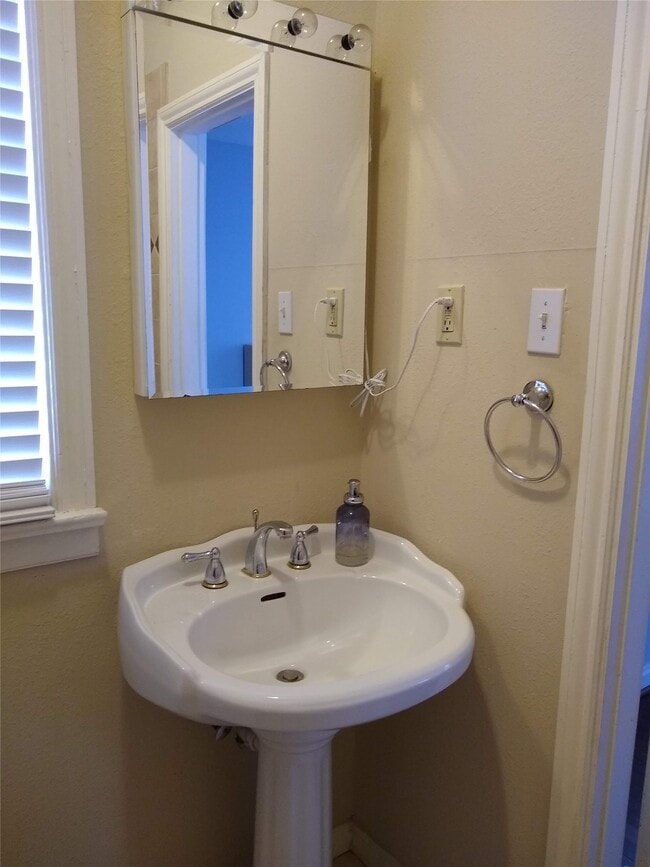 Building Photo - 1722 Haver St