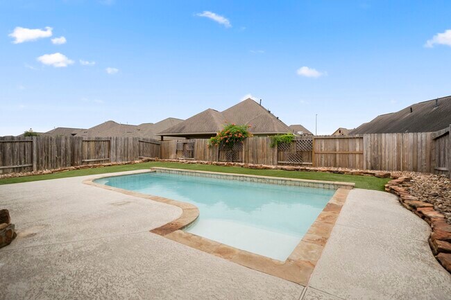 Building Photo - 22310 Taren Ct