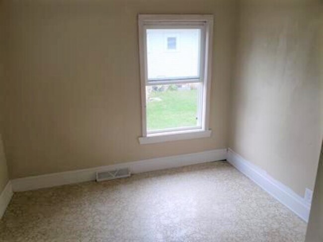 Building Photo - 551 Milkyway St S