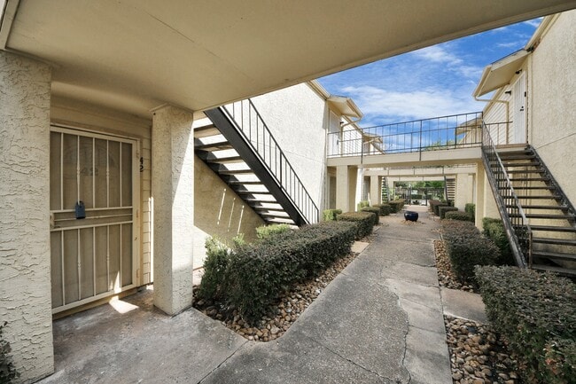 Building Photo - 10075 Westpark Dr